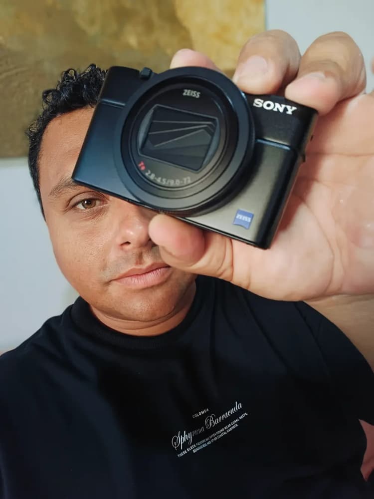 Daniel Parra sosteniendo una cámara frente a su rostro